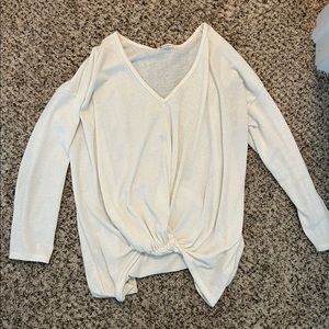 Vernacular basic sweater, easy to accessorize or stay simple